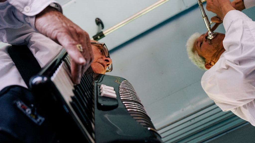 病院搬送ロボット開発でRovexとBayCareが提携