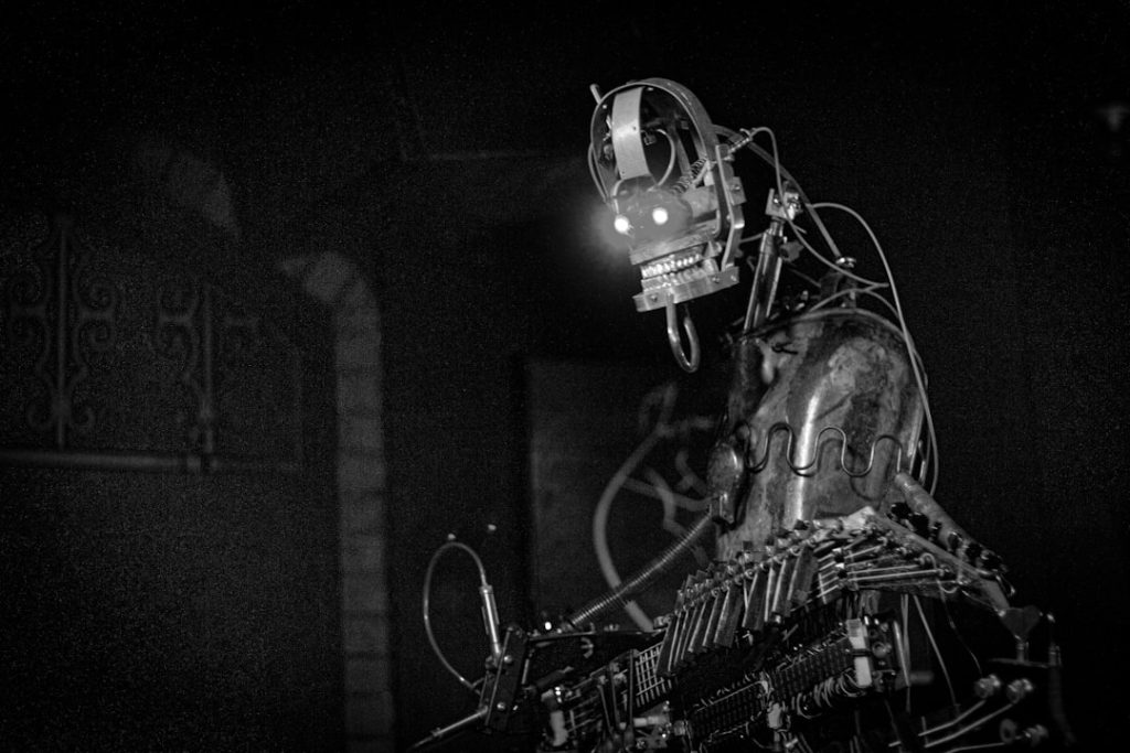 音楽を光と動きに変換するロボット