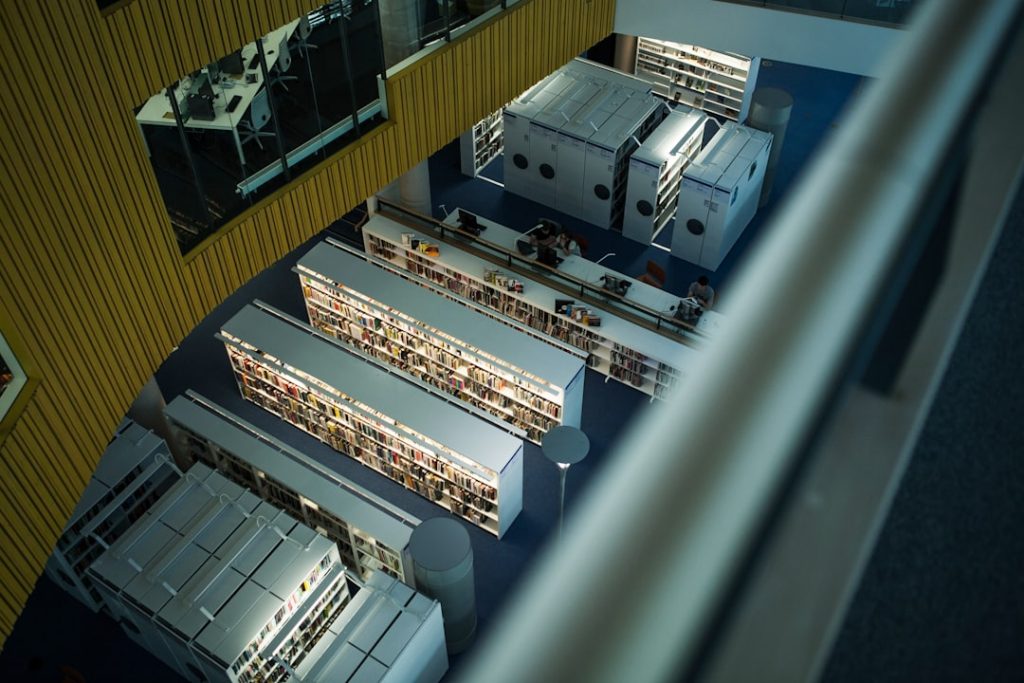 ベーカリー自動化ロボット、物理AIで焼き菓子梱包