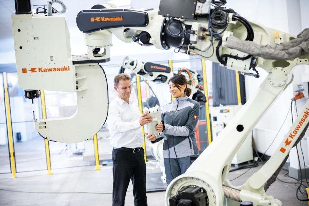 ロボット活用の産業化へ：コマウとオムロン提携