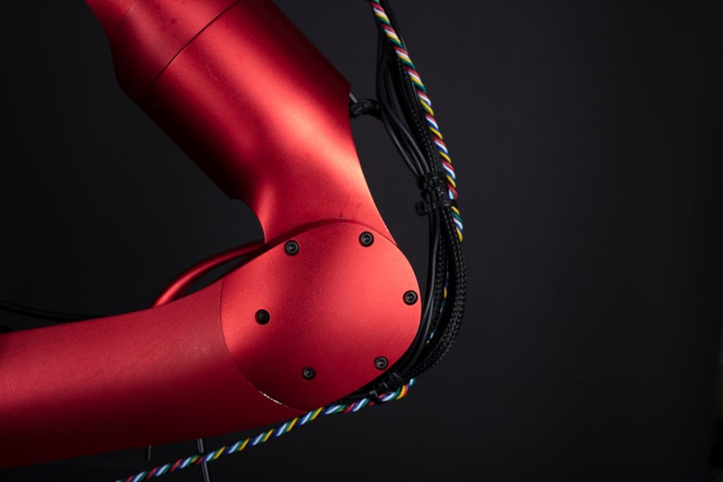 Elmo、小型高出力モーションコントローラーで産業用ロボット制御を革新